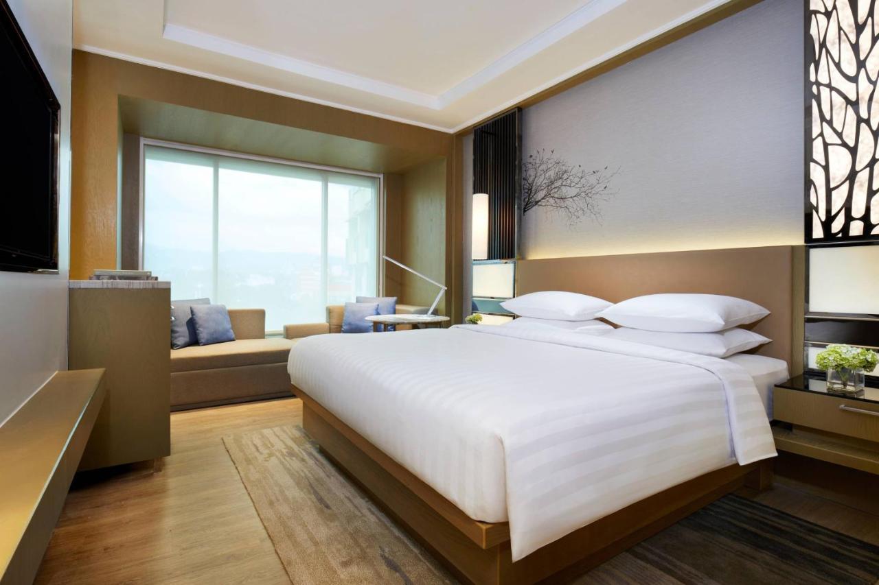 Courtyard By Marriott Bandung Dago Hotel Exterior foto