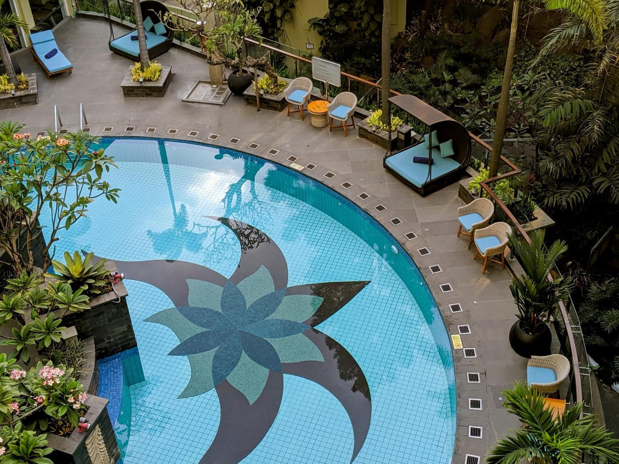 Courtyard By Marriott Bandung Dago Hotel Exterior foto
